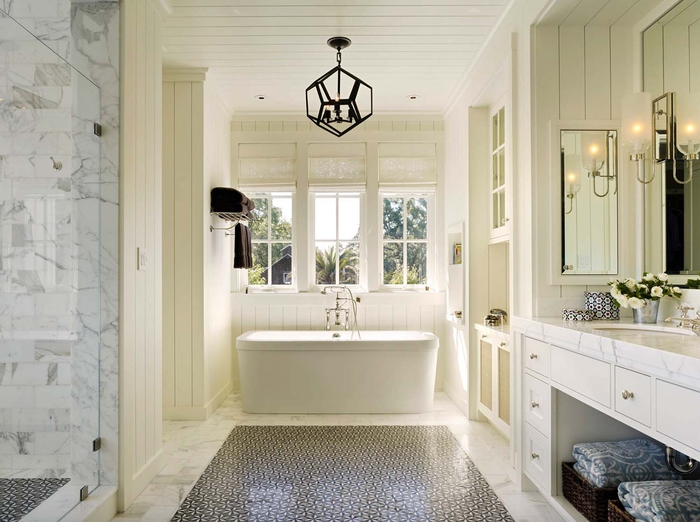 Badezimmer in Weiß, Landhausstil-Inspiration, Keramik-Badewanne, verspielter Kronleuchter