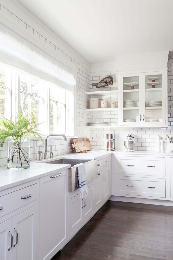 Küche in Weiß, schöne Einrichtungsideen, Holzmöbel und -Boden, weiße Fliesen