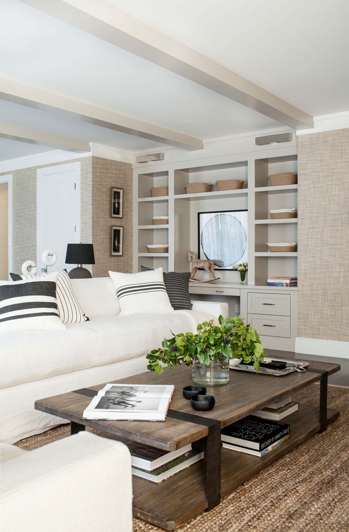 Wohnzimmer in Beige, Landhausstil-Inspiration, weißes Sofa, Dekokissen, Holztisch