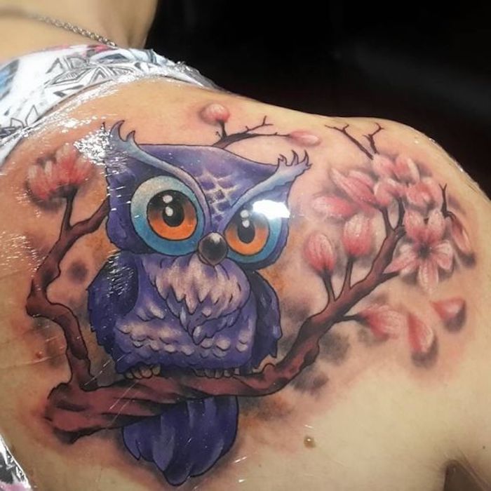 lila kleine eule und ein ast - hier ist eine ideee für einen owl tattoo auf dem schulterblatt einer frau
