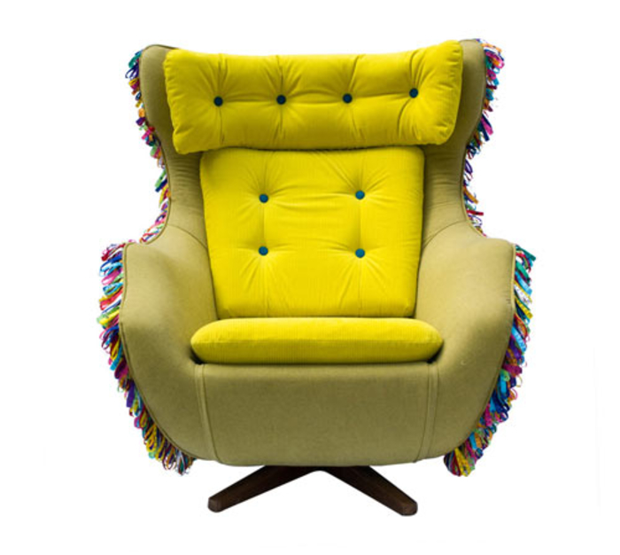 Vintage-Möbel, bequemer Sessel, grelle Farbe, Einrichtungsideen fürs Wohnzimmer