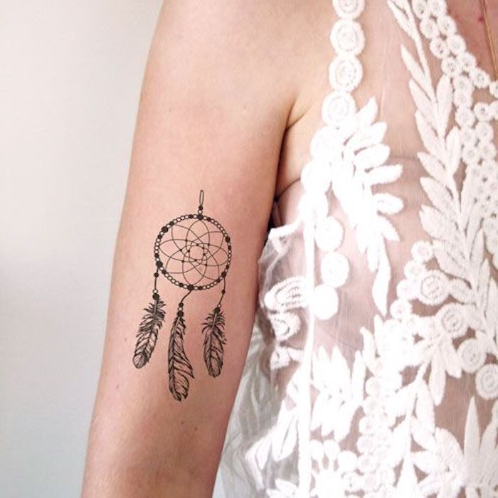 Traumfänger Tattoo am Oberarm mit drei Federn, Dreamcatcher Tattoos für Frauen 