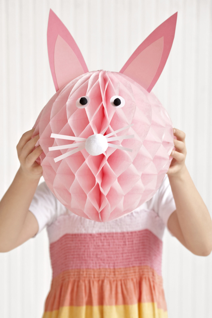 rosaroter Osterhase aus Papier, Deko zum Ostern selber basteln, DIY Ideen für Kinder