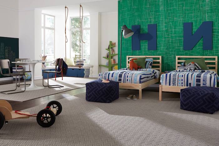grüne Wand im Kinderzimmer von zwei Brüdern gleiche Bette beiger Teppich günstiger Bodenbelag