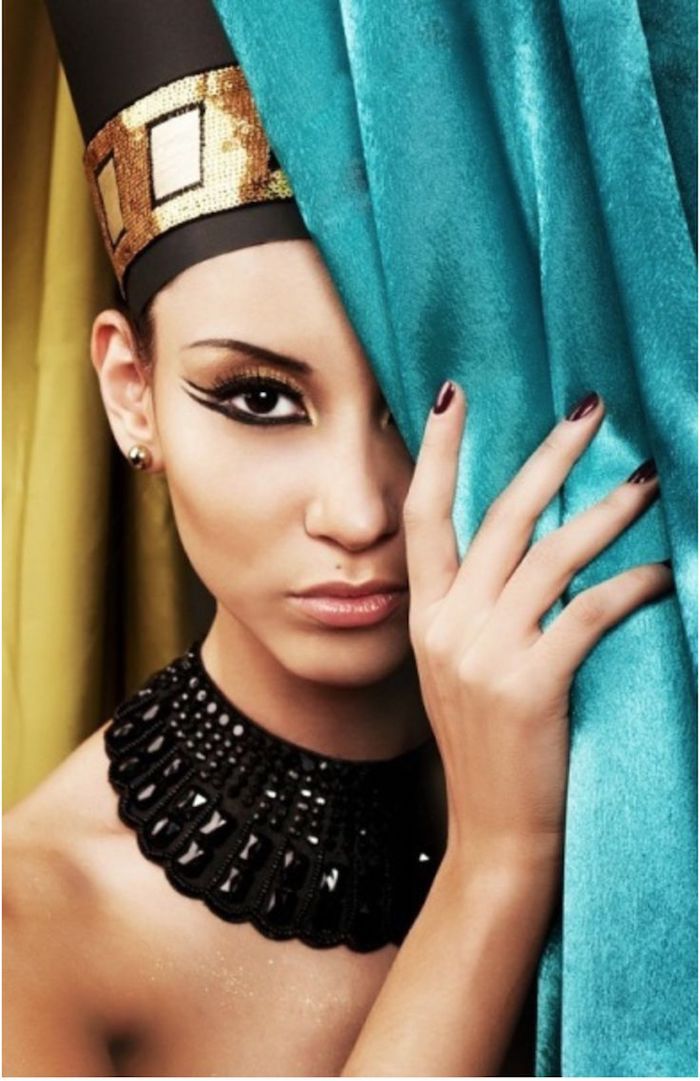 kostym ägypten präzises make up schwarz lidstriche volle lippen kopfschmuck deko