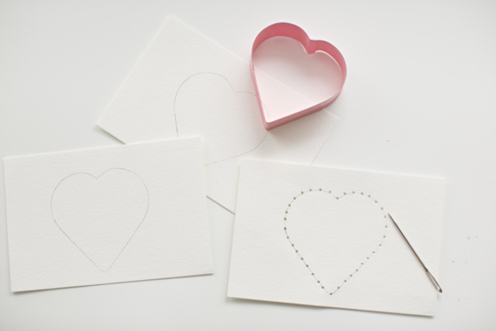 Postkarten selber basteln, Herz zeichnen, Löcher mit Nadel machen, DIY Idee für Kinder