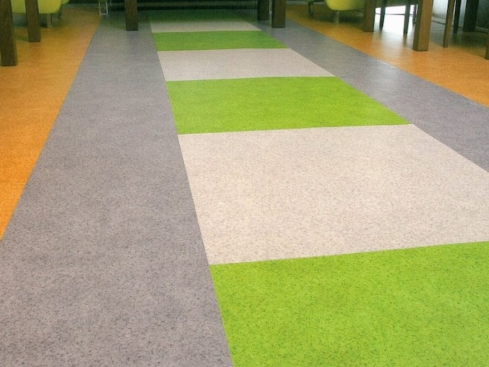 graue, grüne und beige PVC Bodenbeläge in geometrischen Mustern im Flur