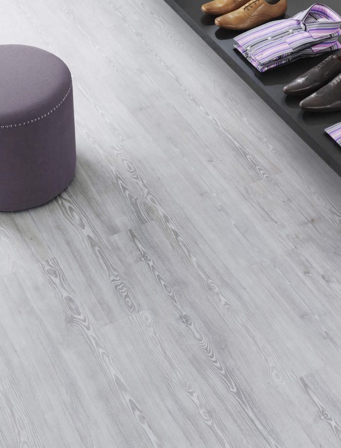 PVC Boden in grauer Farbe, ein lila Hocker ein Schuhregal in schwarzer Farbe