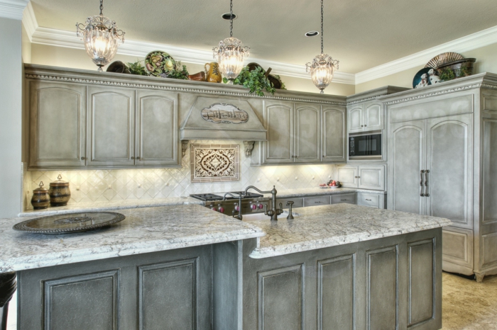 shabby style küchenfronten grau und marmor arbeitsplatte