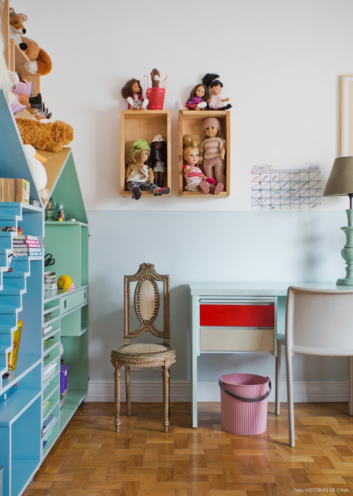 Vintage Kinderzimmer, Holzregale, Schreibtisch, viele Puppen und Plüschtiere, kleiner Retro Stuhl