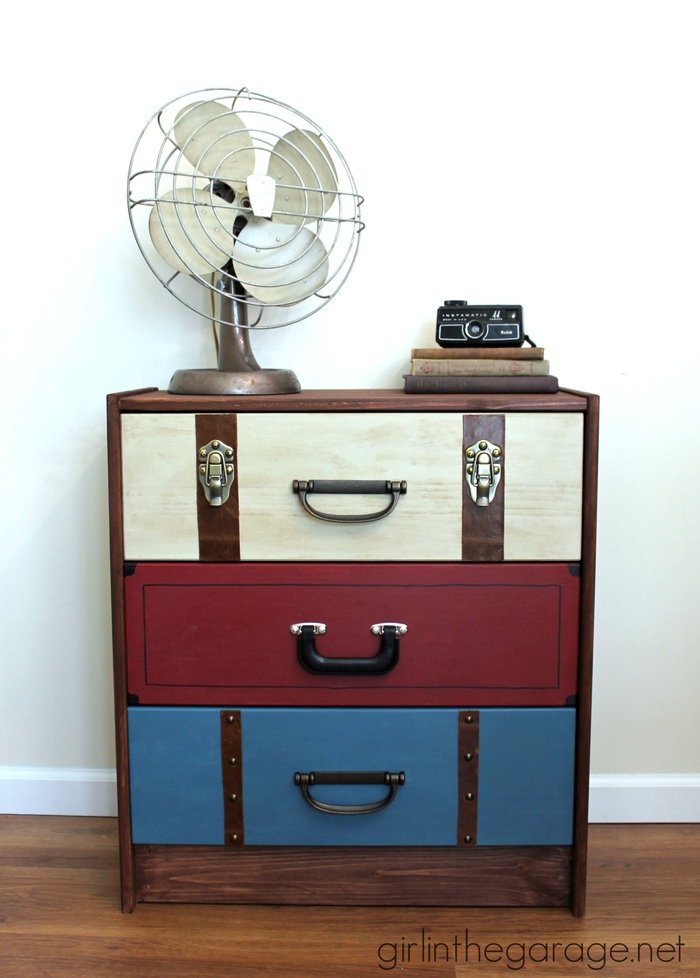 Vintage Möbel, bunter Nachttisch, Retro Ventilator, Bücher und Kamera, Ideen für Vintage Look