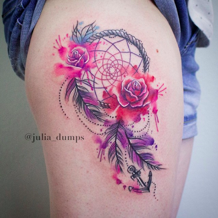 das ist eine idee für einen bunten tattoo auf dem bein mit lila und roten schönen rosen, einem rtraumfänger und federn