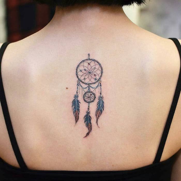 Idee für Rücken Tattoo, großer und kleiner Traumfänger mit Perlen und Federn 