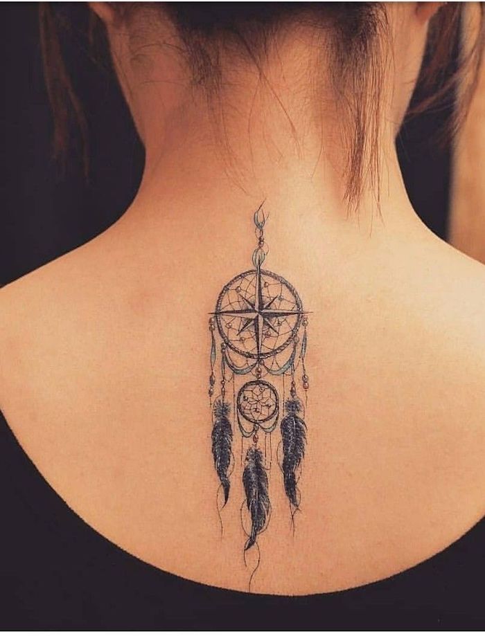 Dreamcatcher Tattoo am Rücken, großer und kleiner Traumfänger mit Kompass 
