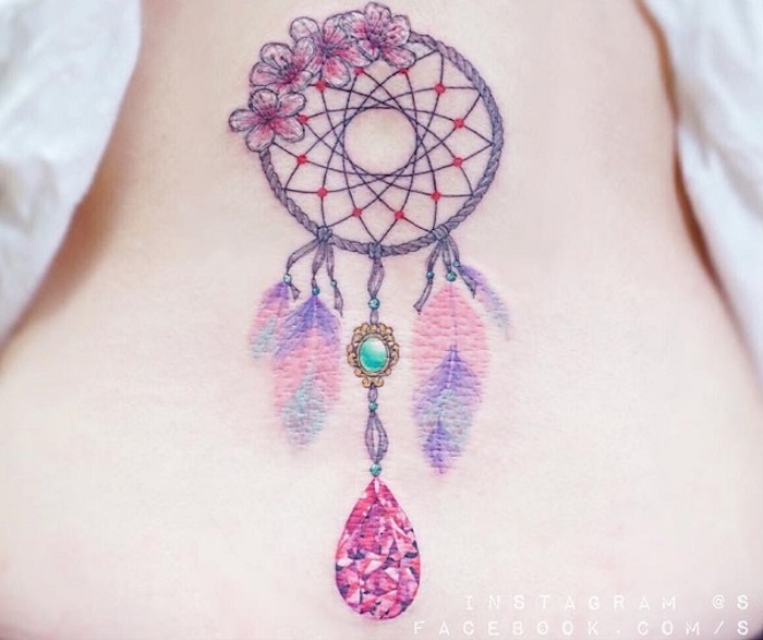 Watercolor Tattoo am Rücken, Traumfänger mit Kirschblüten, Federn und Edelsteinen