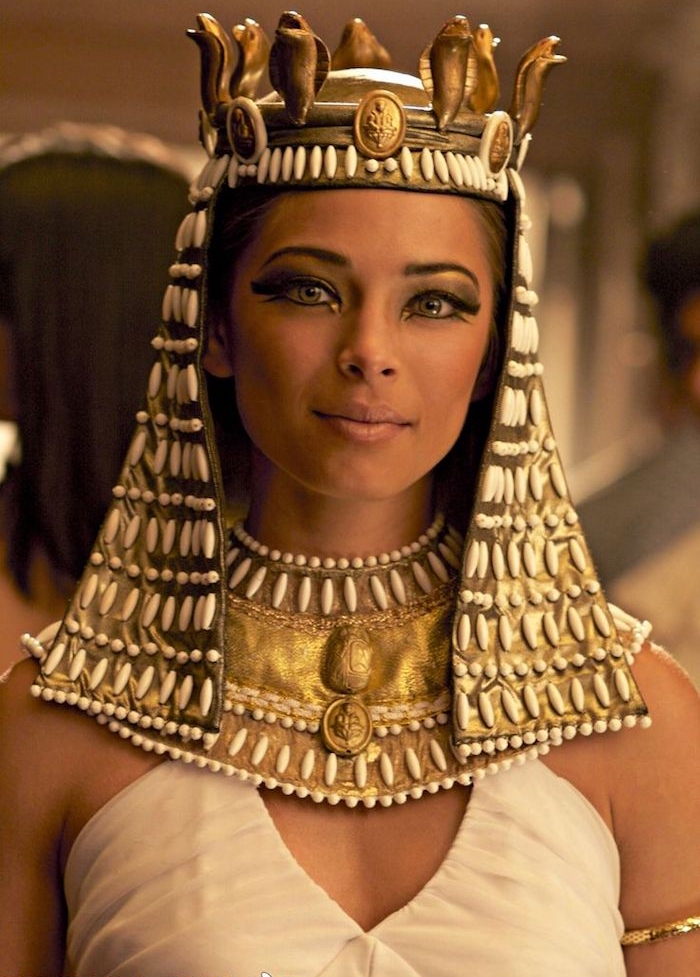 pharaonin kostüm idee zum inspirieren schauspielerin make up idee goldener kopfschmuck 