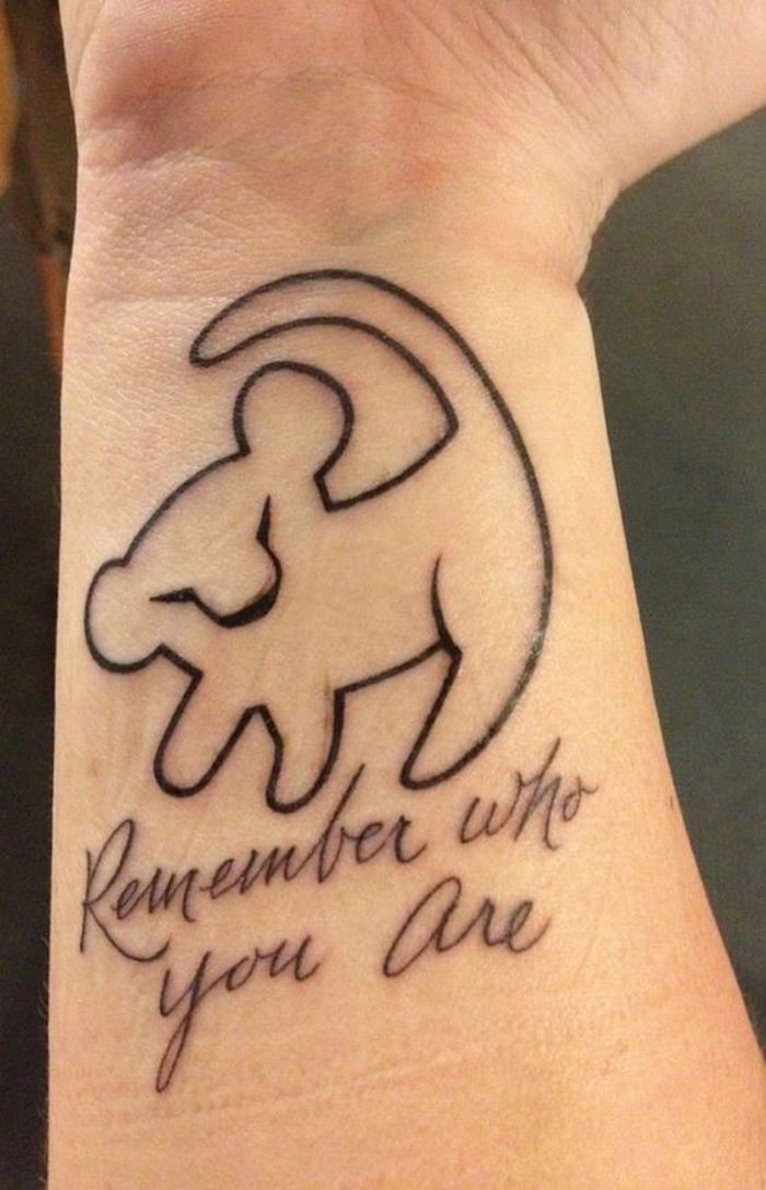 eine Zeichnung von Tier und ein inspirierendes Zitat auf dem Handgelenk Tattoo Schriftzüge
