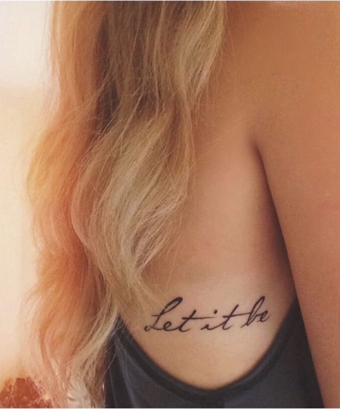 lass es sein steht mit interessanter Tattoo Schrift an dem Rücken blondes Haar