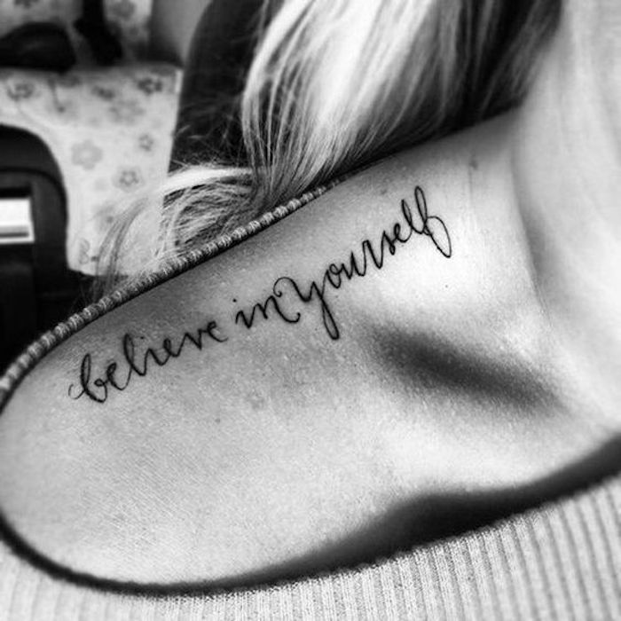 Trau dich ist die Botschaft dieser Tattoo Schrift am Schulter schwarz-weißes Foto