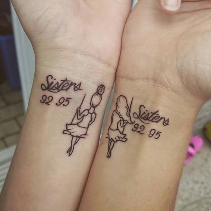 ein Tattoo für Geschwister zwei Schwester mit Tattoo Schrift geschriben an Handgelenke