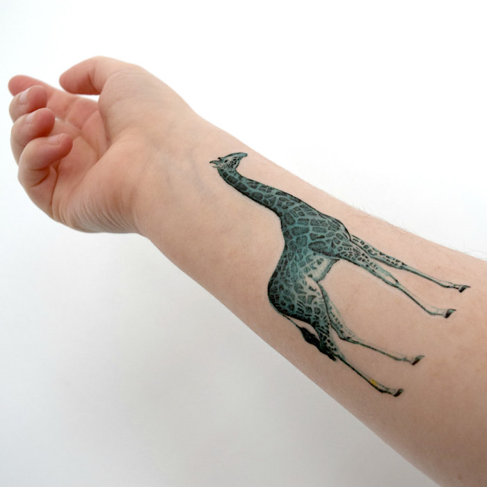 schöne tattoos, tattoo am arm mit giraffe-motiv