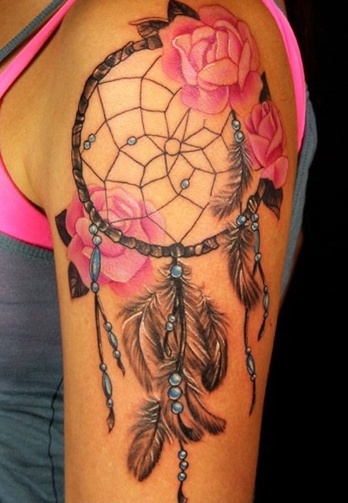 beliebteste tattoos für frauen, traumfänger mit rosa rosen, federn und perlen