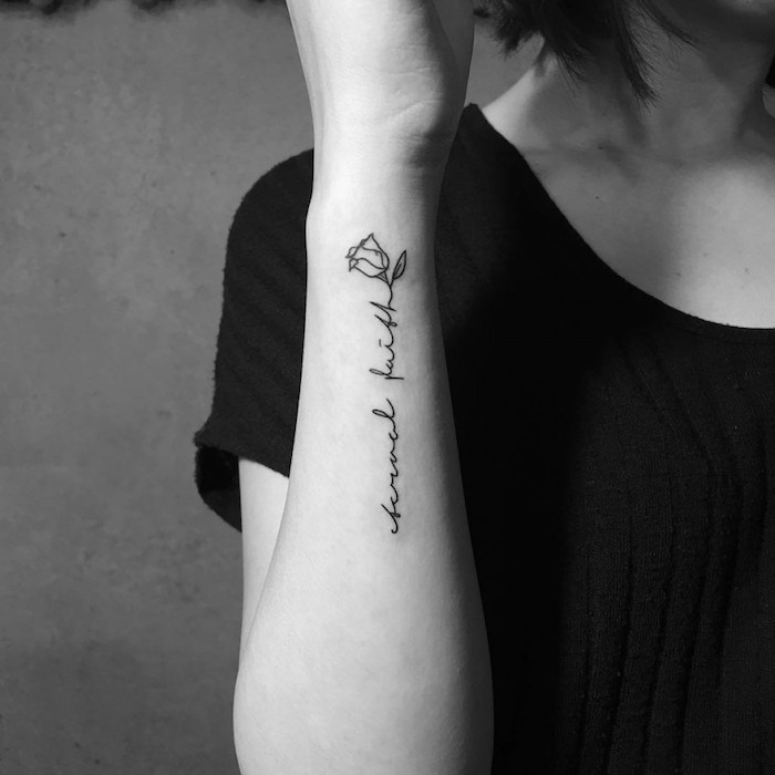 Tattoo in Schreibschrift und kleine Rose, Frauen Tattoos Ideen, mittelgroßes Tattoo am Unterarm 