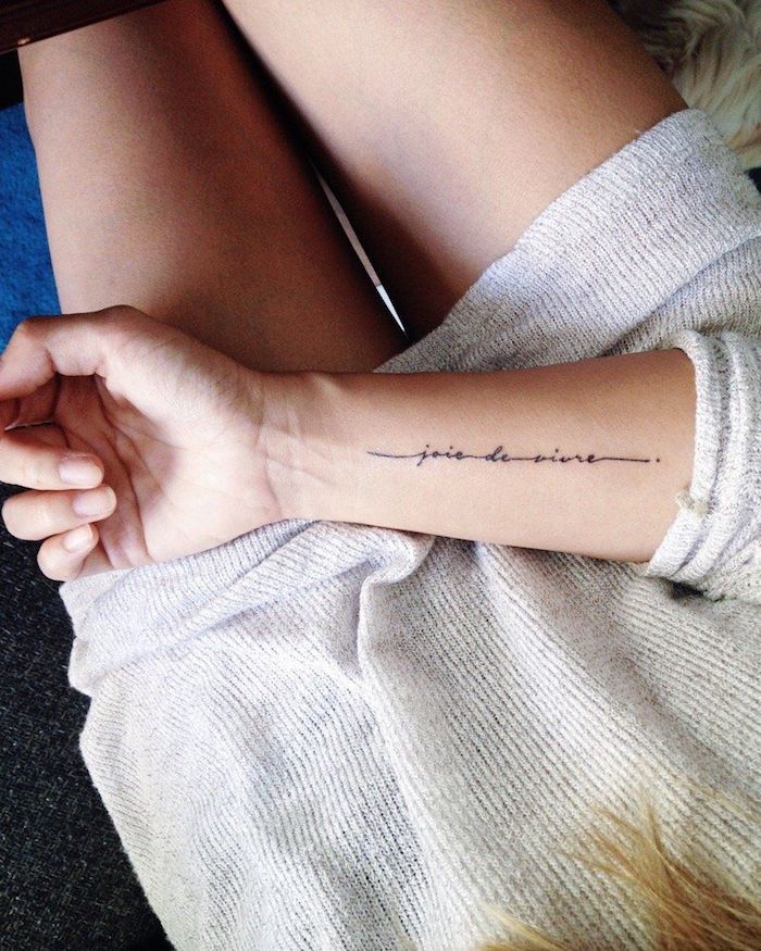 Kleines Tattoo am Unterarm, Tattoo in feiner Schreibschrift, Tattoos für Frauen 