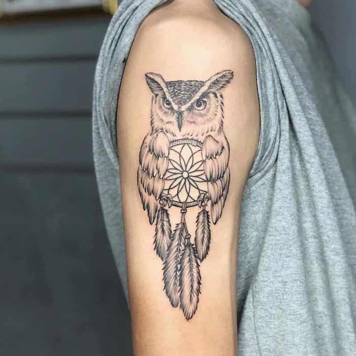 Uhu Tattoo mit Traumfänger am Schulter, Oberarm Tattoos, Dreamcatcher mit Federn 