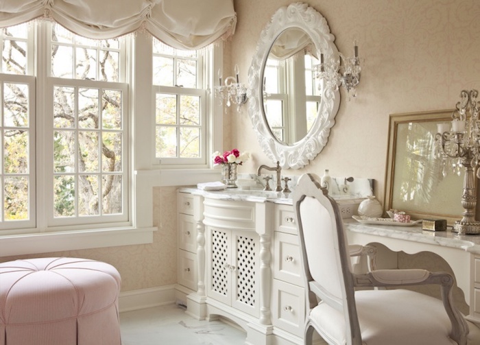 shabby deko, rosa hoker, antiker spiegel mit weißem rahmen, weißer schrank