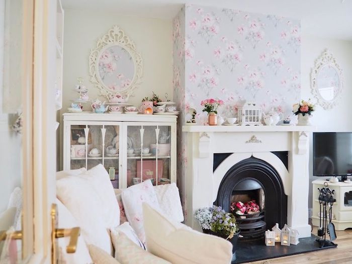 shabby möbel im wohnzimmer, kamin, lila tapeten mt rosen, weiße schränke im vintage-look