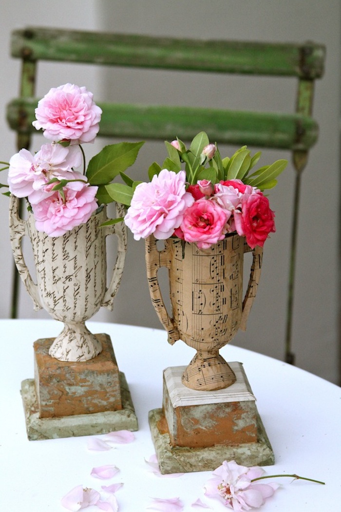 dekorationen im shabby chic-stil, diy vasen mit rosen, tischdeko
