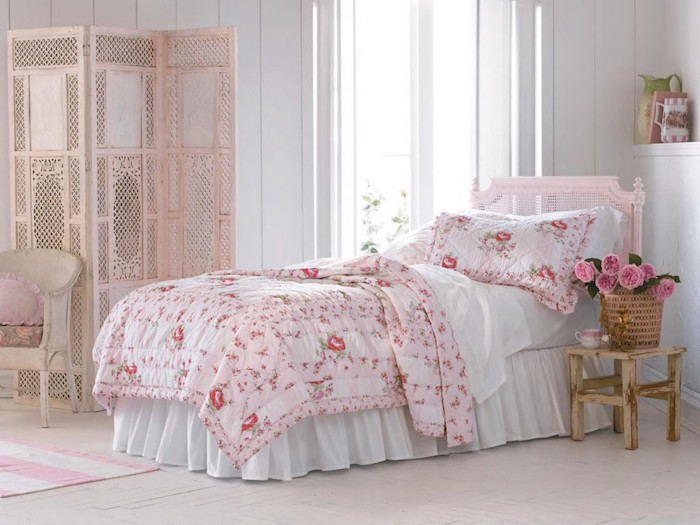 kommode shabby, schlafzimmer einrichten und dekorieren, rosa bett, bettwäsche mit rosen