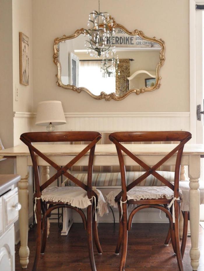 kommode shabby, antiker spiegel mit goldenem rahmen, hölzerne stühle, tisch