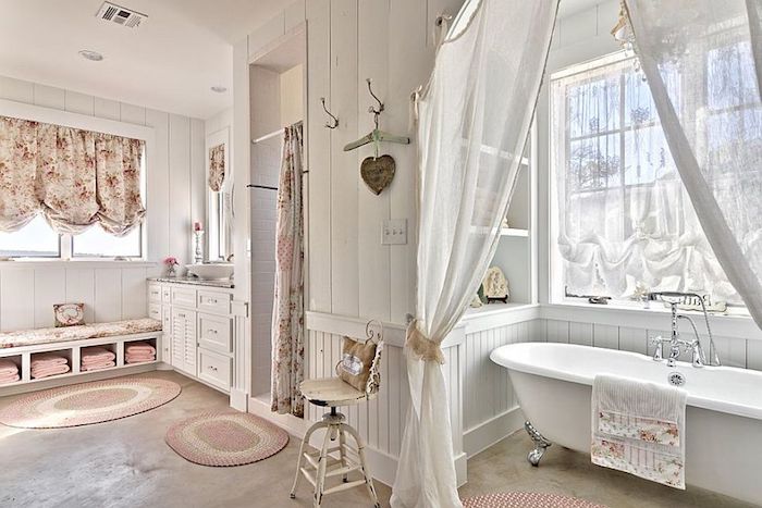 shabby möbel, badezimmer in weiß und hellrosa, freistehende badewanne, gardinen