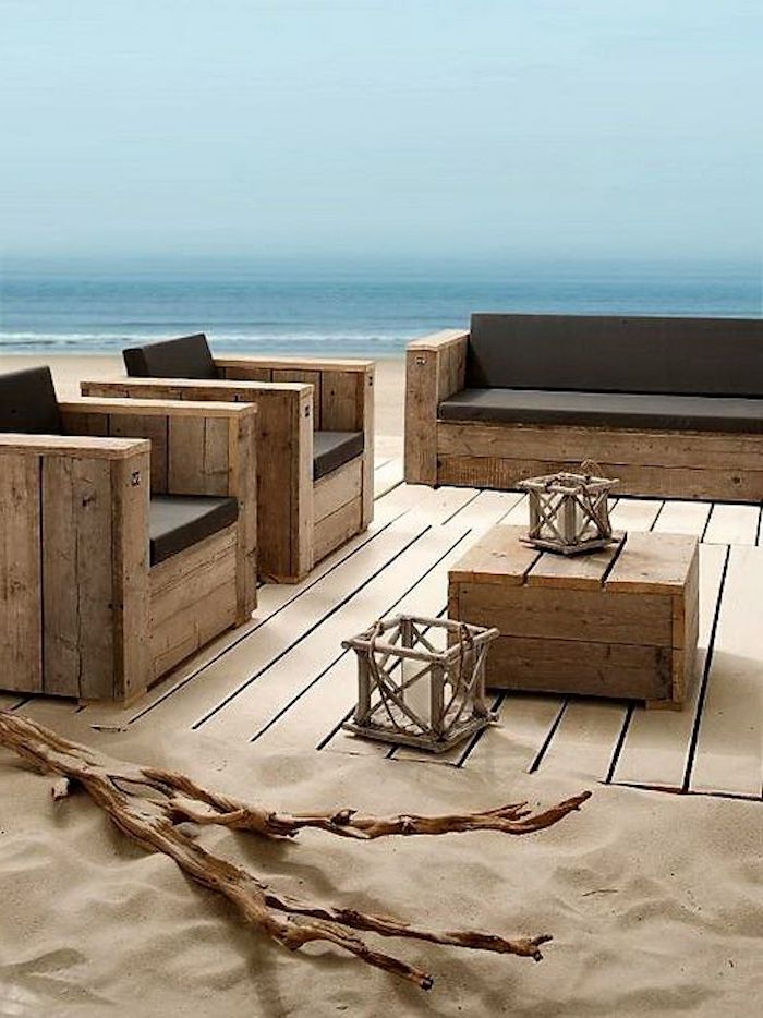 ein strand, sand, ein kleiner tisch und moderne sofas aus alten europaletten - idee für palettenmöbel terrasse