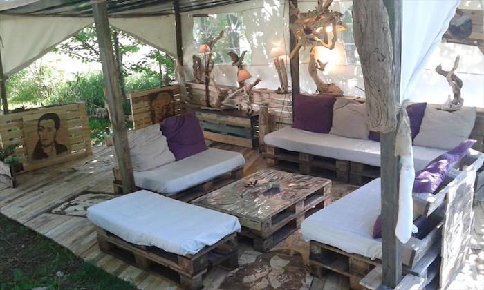 ein tisc und vier sofas mit weißen und lila kissen, pergola, lampen - ideen für moderne möbel aus alten europaletten 