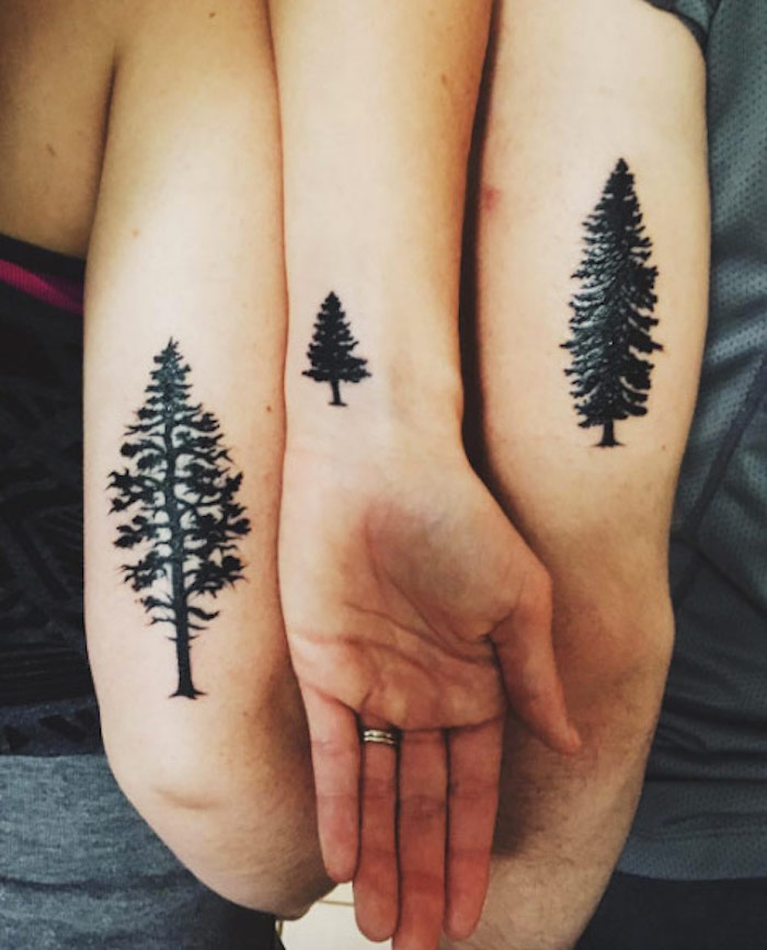 drei Geschwister die Tattoo von Baum haben, je älter, desto höher der Baum Tattoo für Geschwister