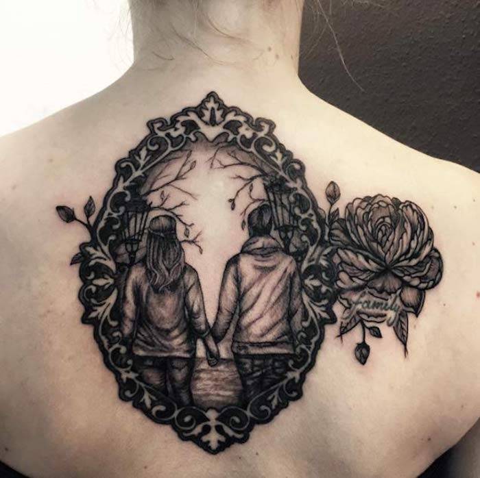 Blackwork Tattoo am Rücken zwei Schwestern Tattoos für Schwestern mit einer Aufschrift Familie