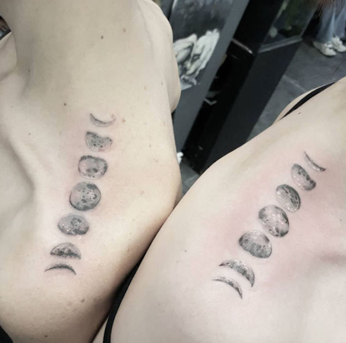 die Phasen von dem Mond am Schulter tätowiert - Geschwister Tattoo