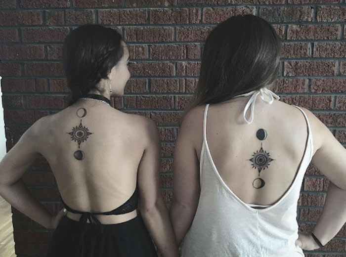 umgekehrtes Symbol auf Tattoos von zwei Schwestern - Geschwister Tattoos an Rücken