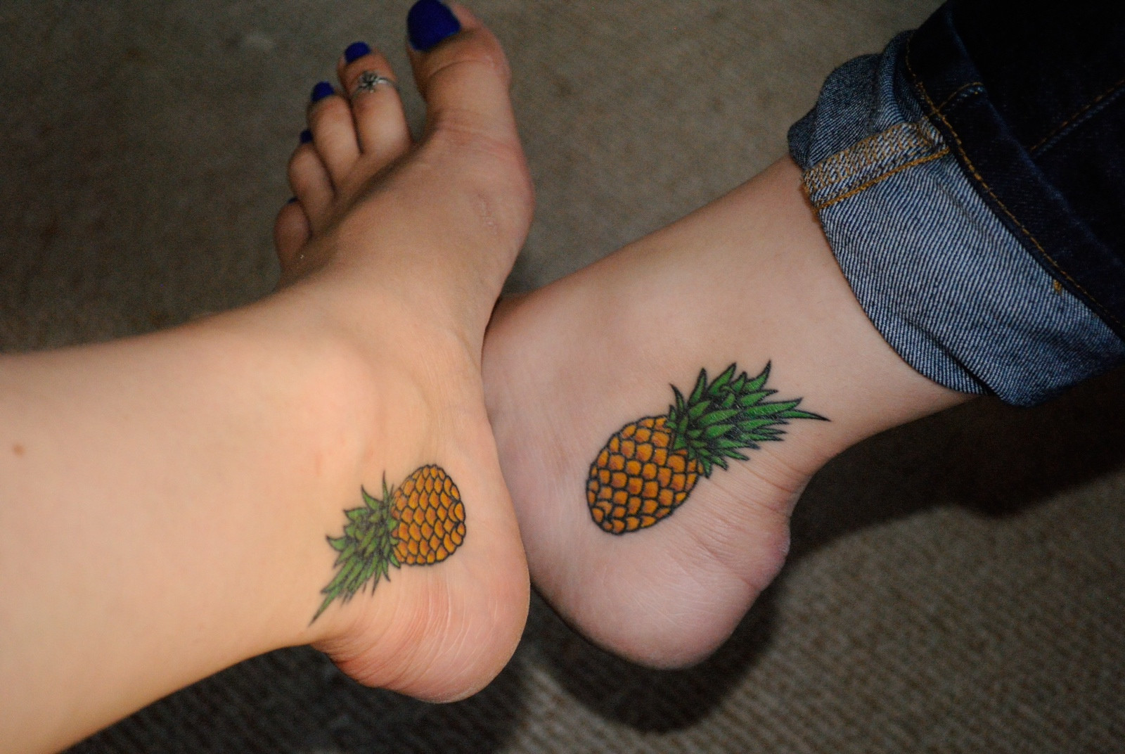 Frucht Tattoos mit Ananas farbige Tattoos an den Füßen Geschwister Tattoos