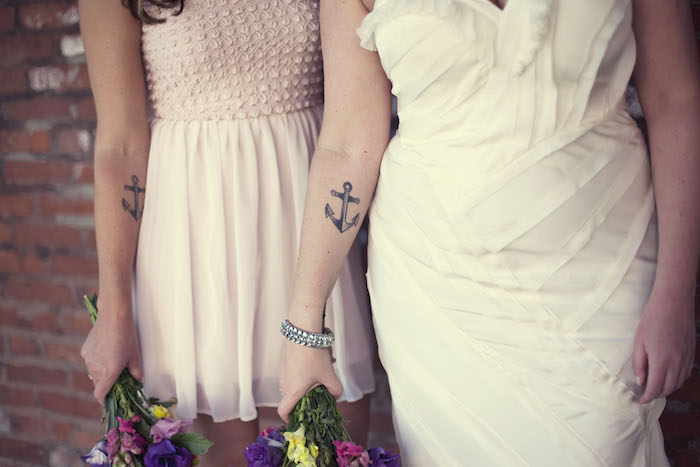 Anker Tattoo an den Armen von zwei Schwestern an dem Hochzeitstag der eine tattoos für Schwestern