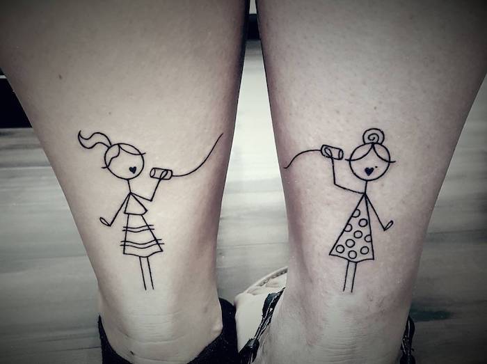 zwei Mädchen an den Beinen gestochen mit Herzen als Mund Tattoos für Schwester