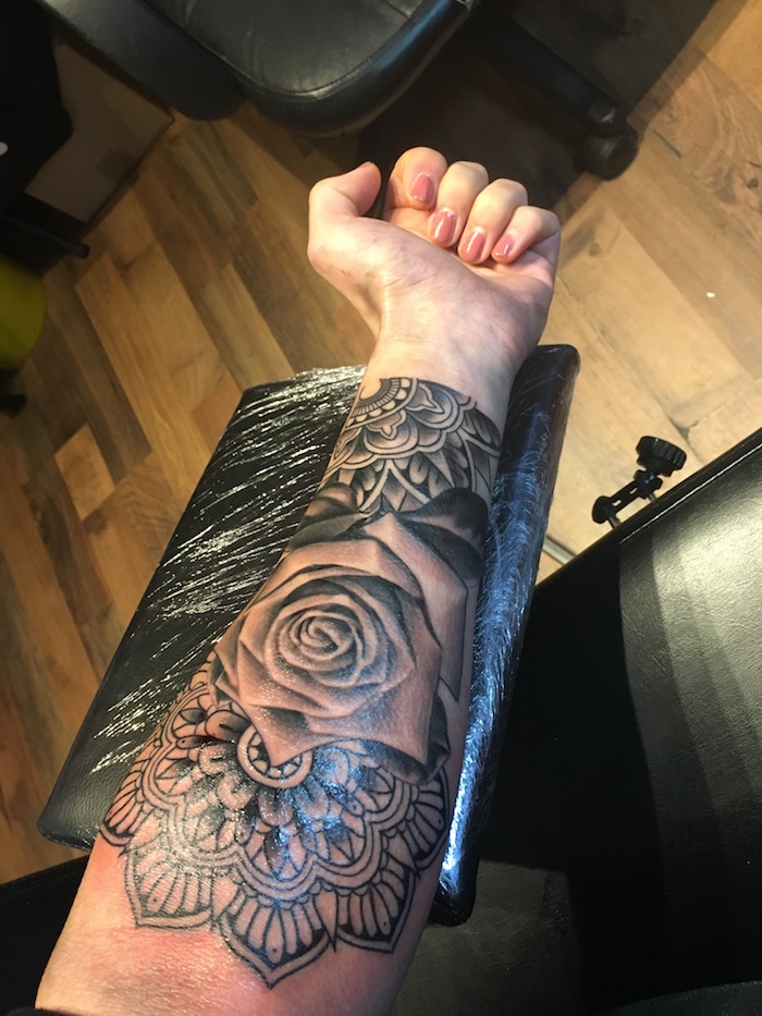 schöne tattoos, mandala tattoo in kombination mit weißer rose