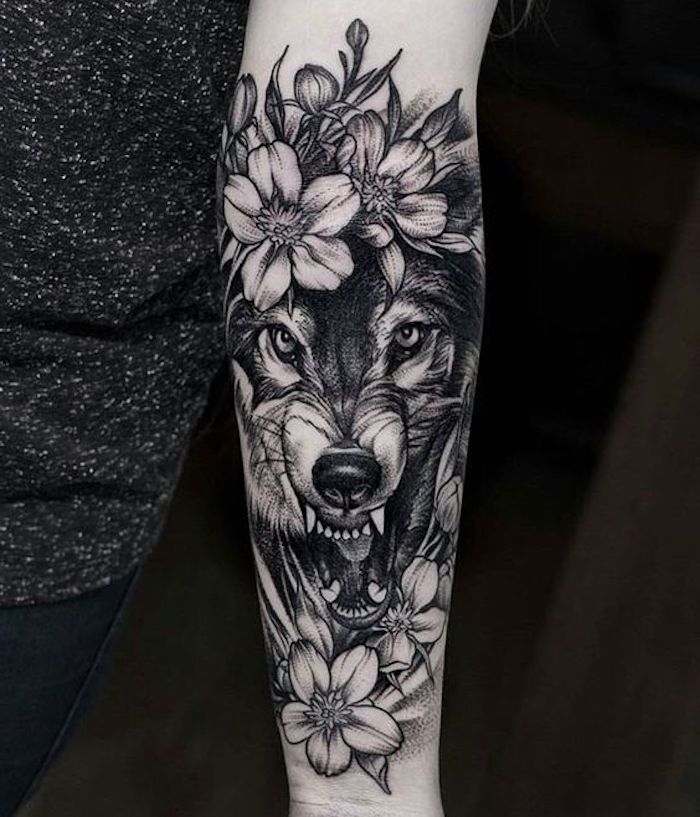 schöne tattoos, wolfkopf und weiße blumen, tätowierung in schwarz und grau