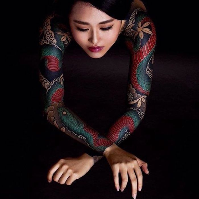 schöne tattoos, bunte japanische tätowierungen, blaue schlange