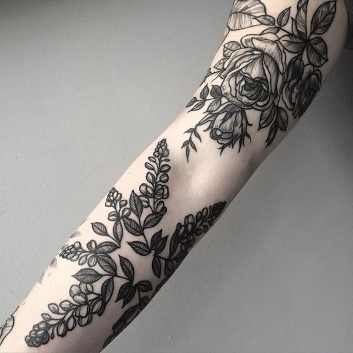 ein Hand Tattoo mit Lavendel am Arm und Rosen am Oberarm - Tattoo Stile
