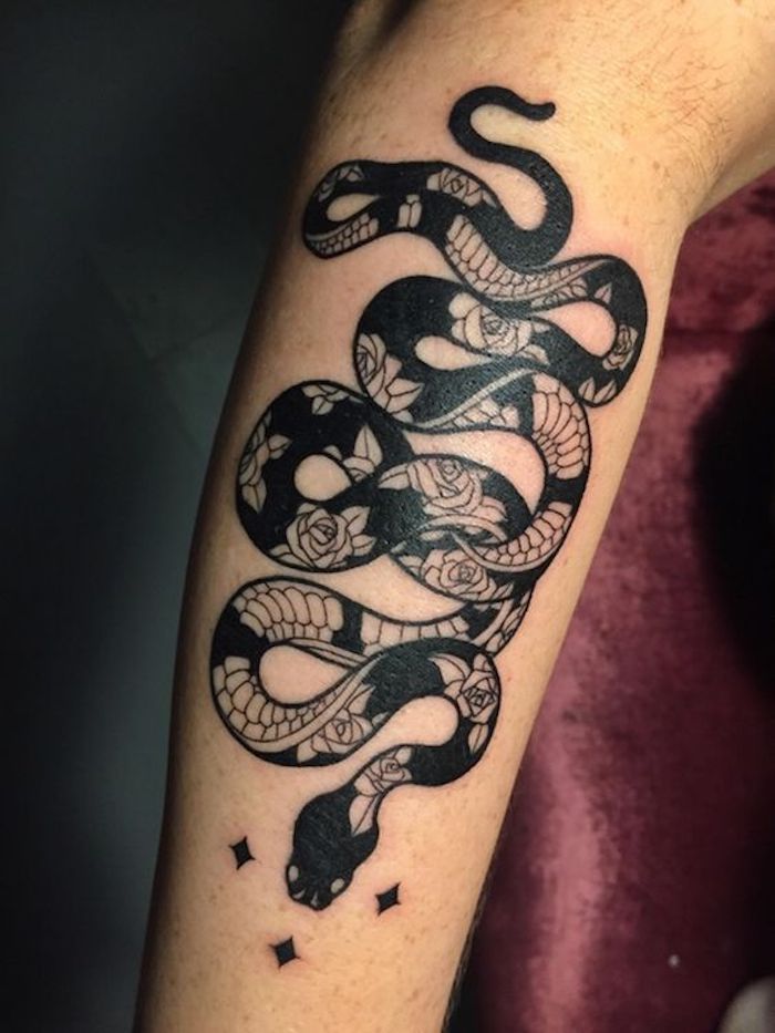 Tattoo Stile eine lange schwarze Schlange mit Motive von Rosen dem Körper entlang am Arm
