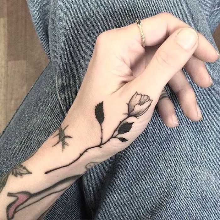 ein Tattoo für Frauen - eine schöne Rose mit Dornen sehr klein am Handgelenk - Tattoo Stile